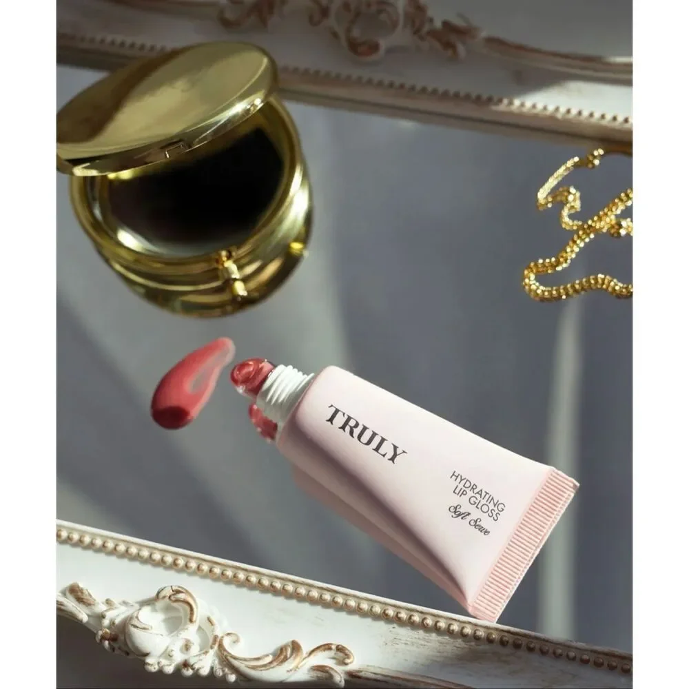 TRULY - NWT - Hydrating Tinted Lip Gloss in 